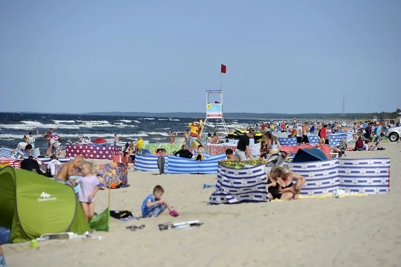 alkohol pity w obecności dziecka/rodzice piją na plaży