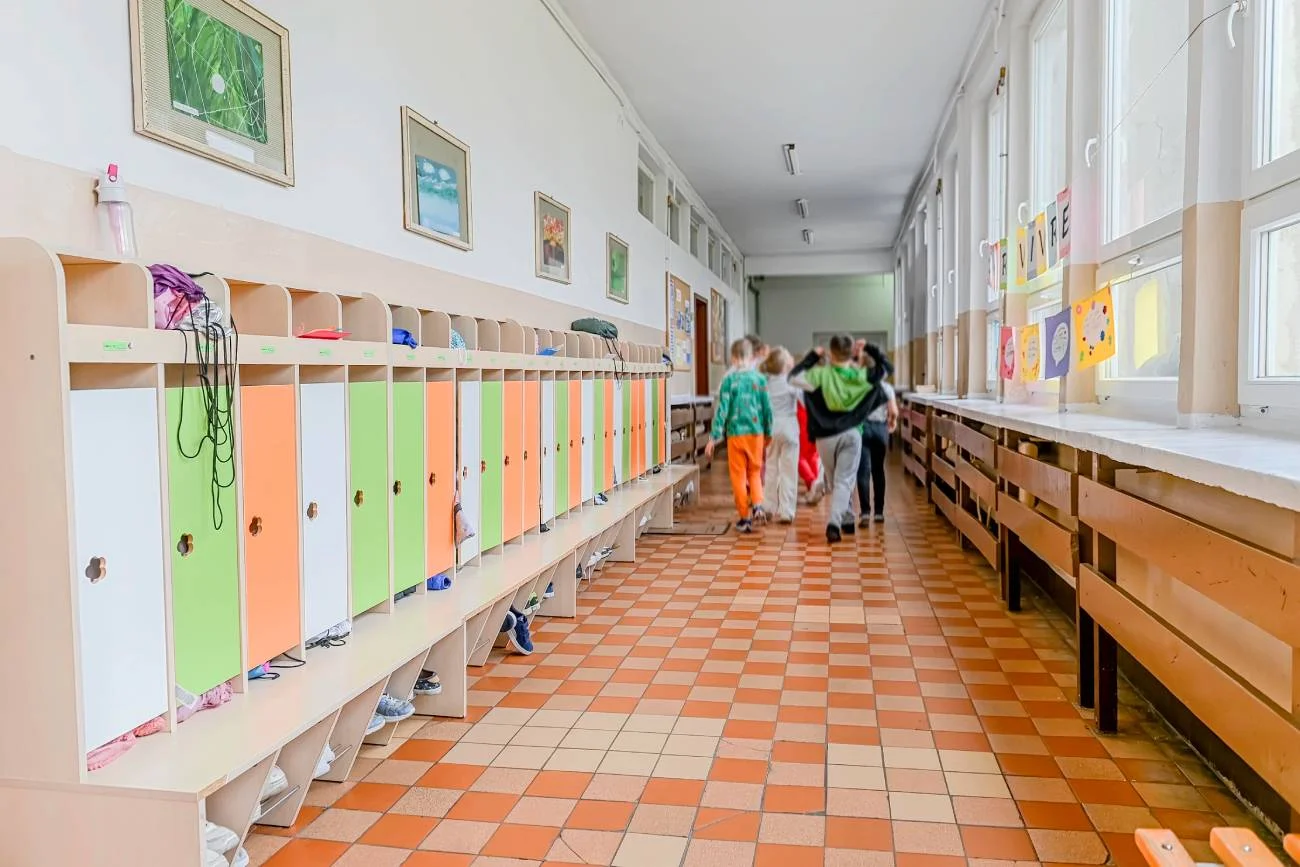 uczniowie klas 1-3 na korytarzu w szkole