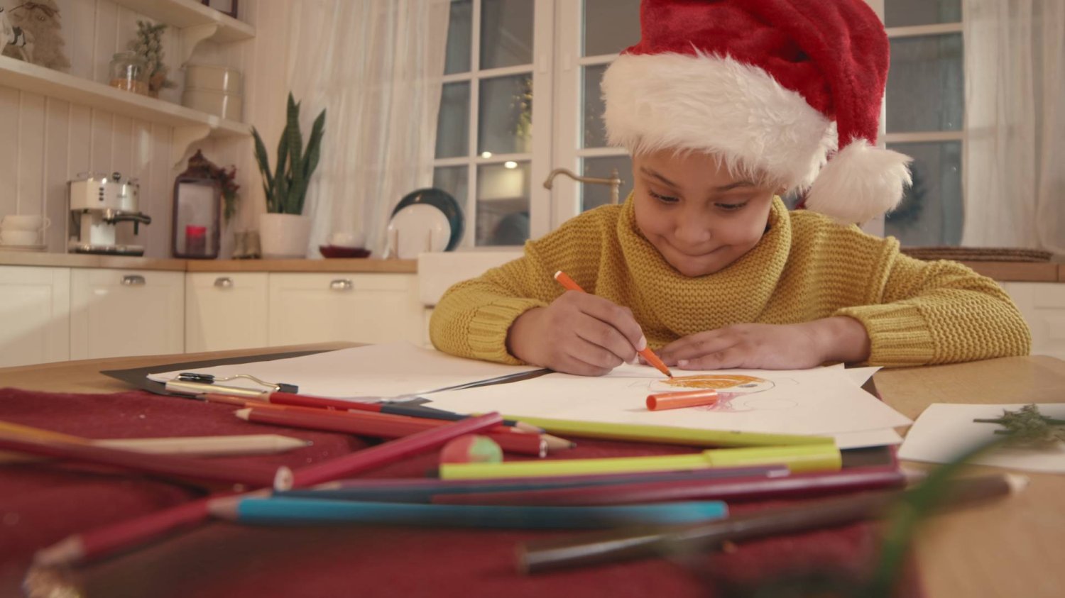 dziecko pisze list do św. Mikołaja