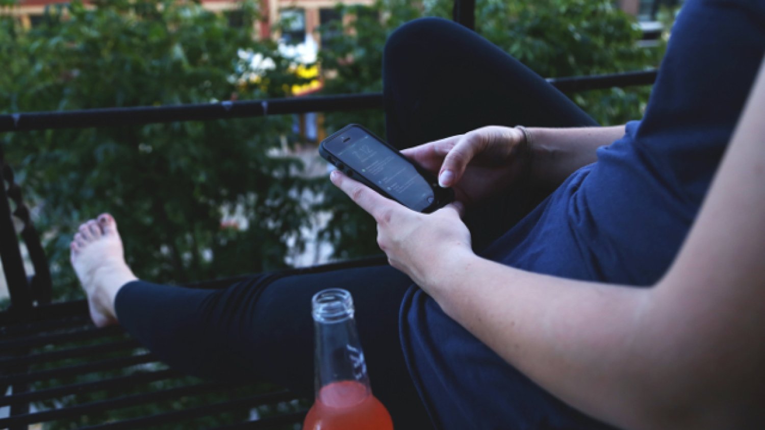 Fot. Pexels / [url=https://www.pexels.com/photo/iphone-girl-women-relaxing-7088/] startupstockphotos.com [/url] / [url=https://www.pexels.com/photo-license/] CC0 License [/url]