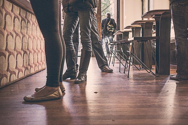 Fot. Pexels / [url=https://www.pexels.com/photo/restaurant-people-feet-legs-310/]gratisography.com[/url] / [url=https://www.pexels.com/photo-license/]CC0[/url]