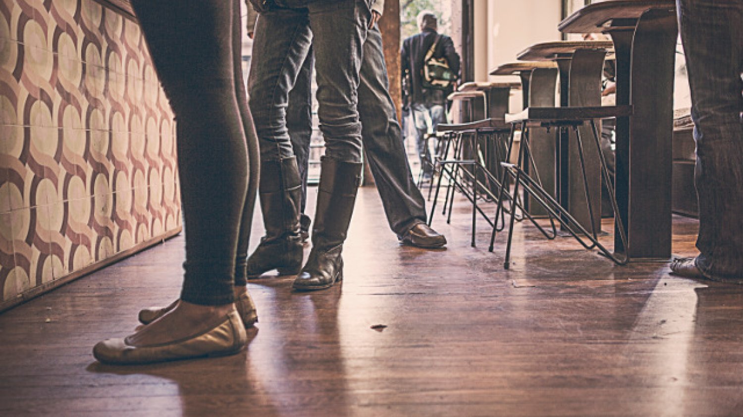 Fot. Pexels / [url=https://www.pexels.com/photo/restaurant-people-feet-legs-310/]gratisography.com[/url] / [url=https://www.pexels.com/photo-license/]CC0[/url]