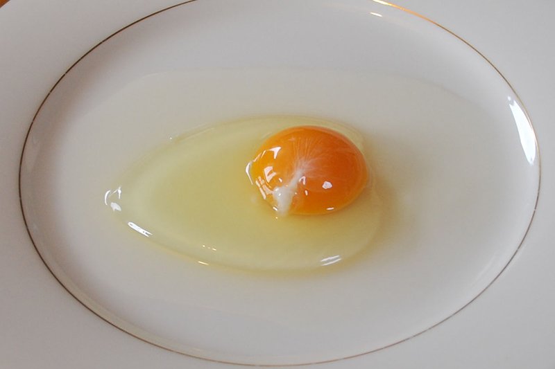 Czy biała grudka na jajku powinna nas niepokoić?