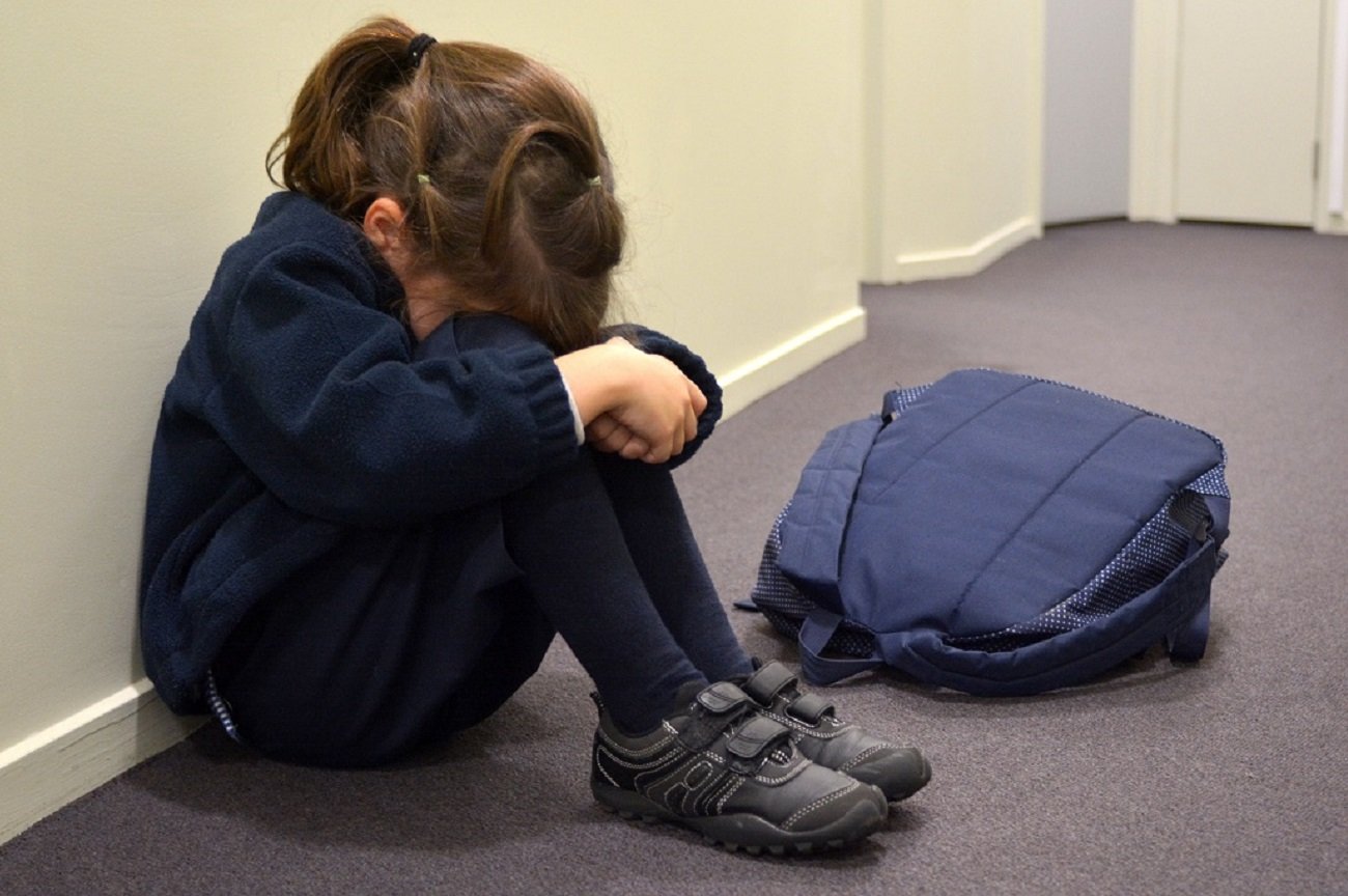 płacząca dziewczynka