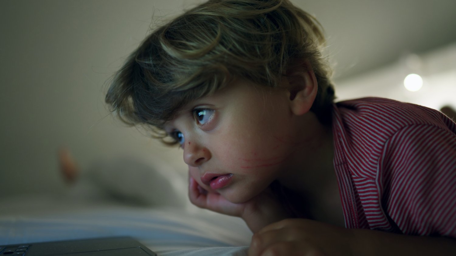 Ten nawyk rodzica niszczy pewność siebie dziecka szybciej niż hejt w internecie