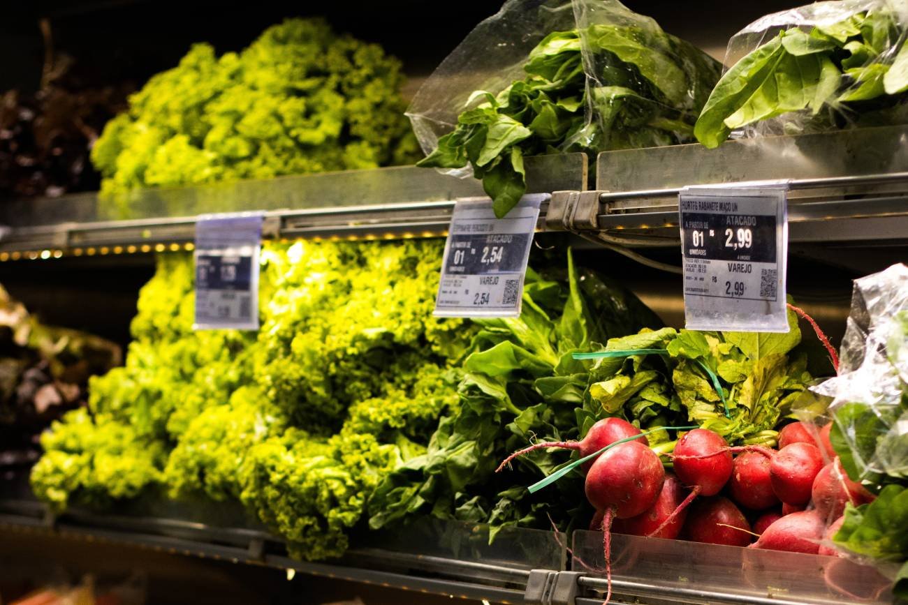 mix sałat, rukola, roszponka, gotowe do jedzenia sałaty, paczka foliowa sałat, sałata gotowa do spożycia