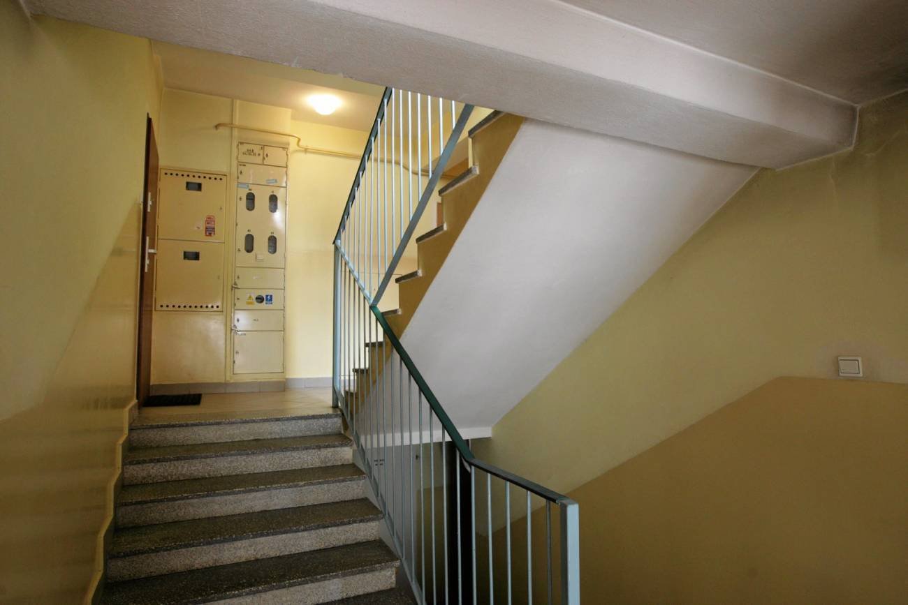 Musimy dzieci uczyć kultury, ale warto zacząć od siebie. Przykład z klatki schodowej poraża