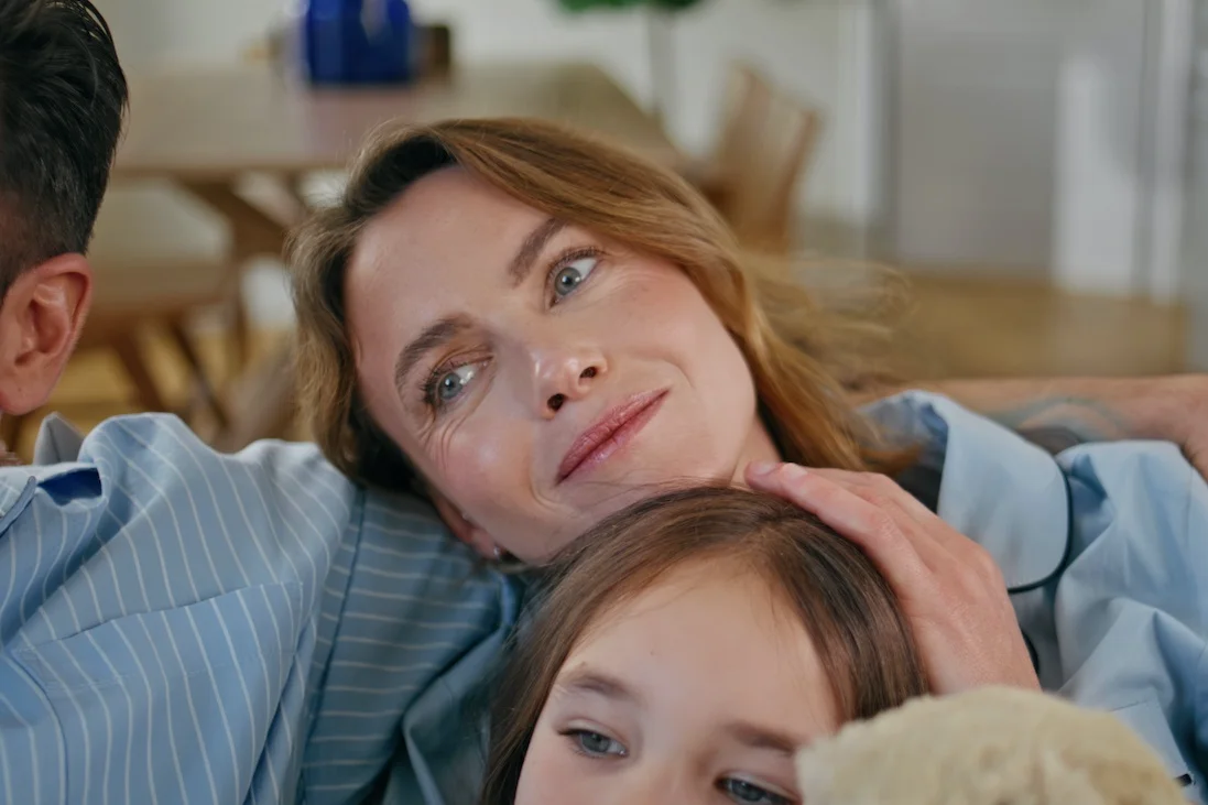 Na zdjęciu widać rodzinę oglądającą wspólnie film