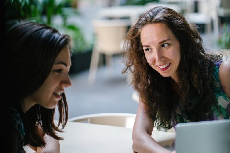 Dwie rozmawiające kobiety