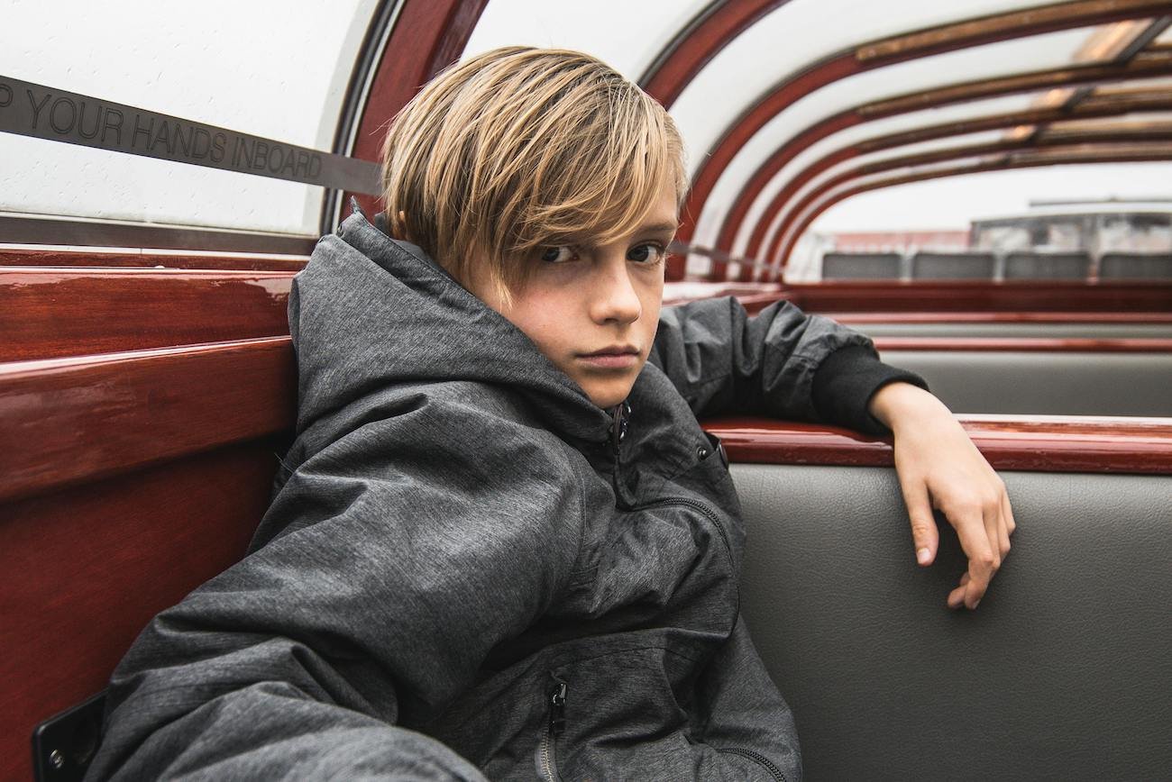 nastoletni blondwłosy chłopiec nastoletni chłopiec