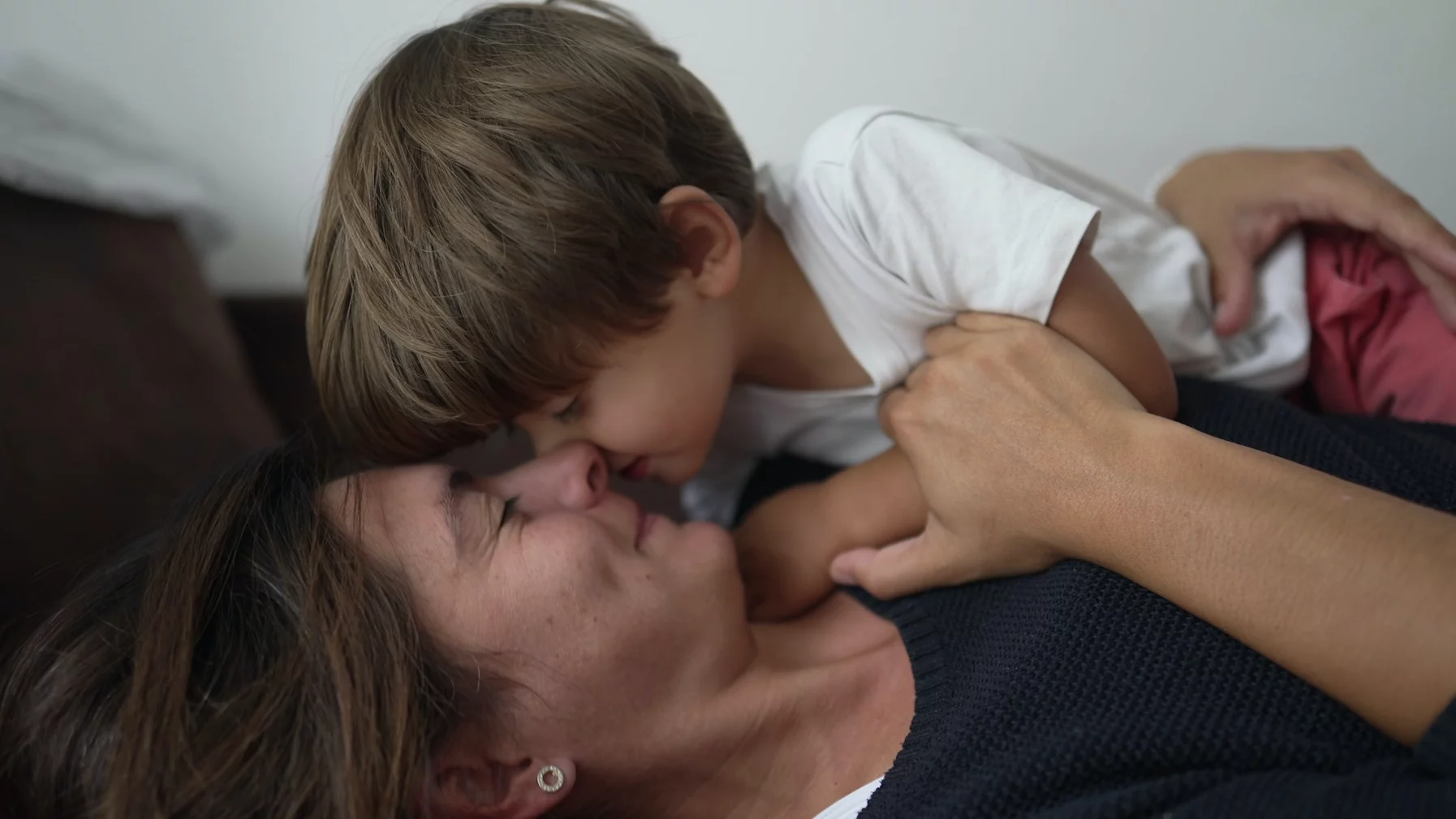 Metoda wychowawcza, która naprawdę działa na zdjęciu mama przytula kilkuletniego chłopca