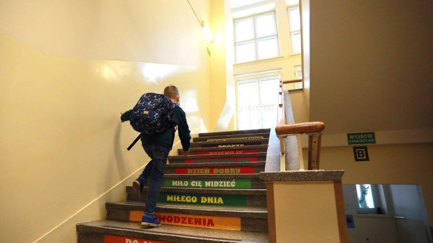 uczeń idzie po schodach w szkole