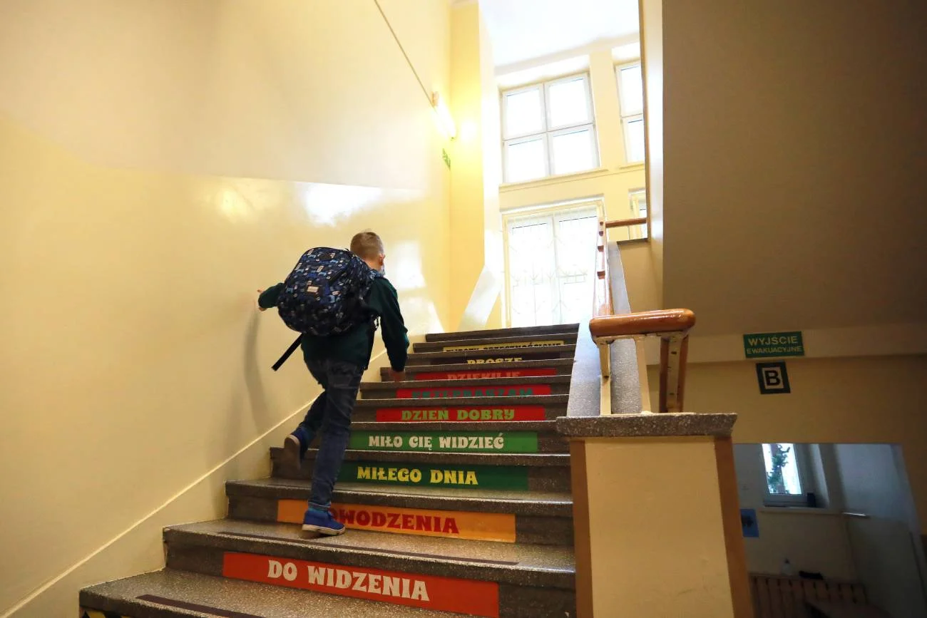 uczeń idzie po schodach w szkole uczeń idzie po schodach w szkole