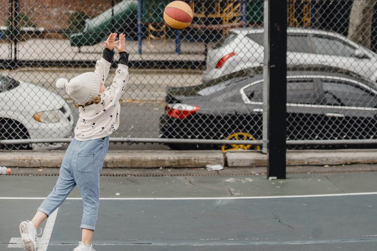 Czy można zdjąć dziecku kurtkę na spacerze