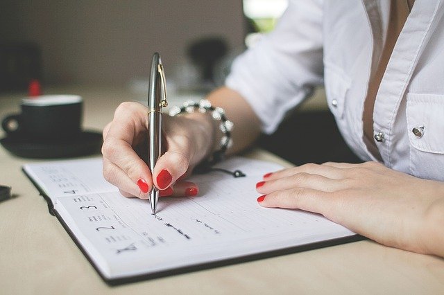 Fot. Pixabay / [url=https://pixabay.com/en/writing-write-table-pen-paper-1170141/]dangquocbuu[/url] / [url=https://pixabay.com/en/service/terms/#usage]CC0 Public Domain[/url]