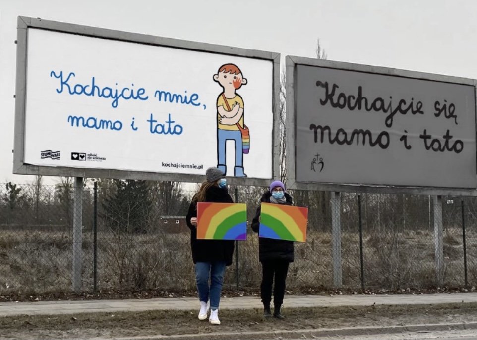 Mamy odpowiedź na billboardy w całej Polsce. Środowisko lgbt krzyczy: "Kochajcie mnie mamo i tato".