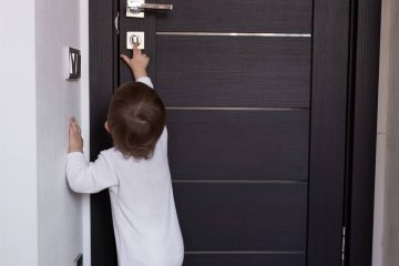 zamykanie drzwi, zamek w drzwiach, złodzieje, dziecko samo wyszło z domu, rodzic nie przypilnował dziecka
