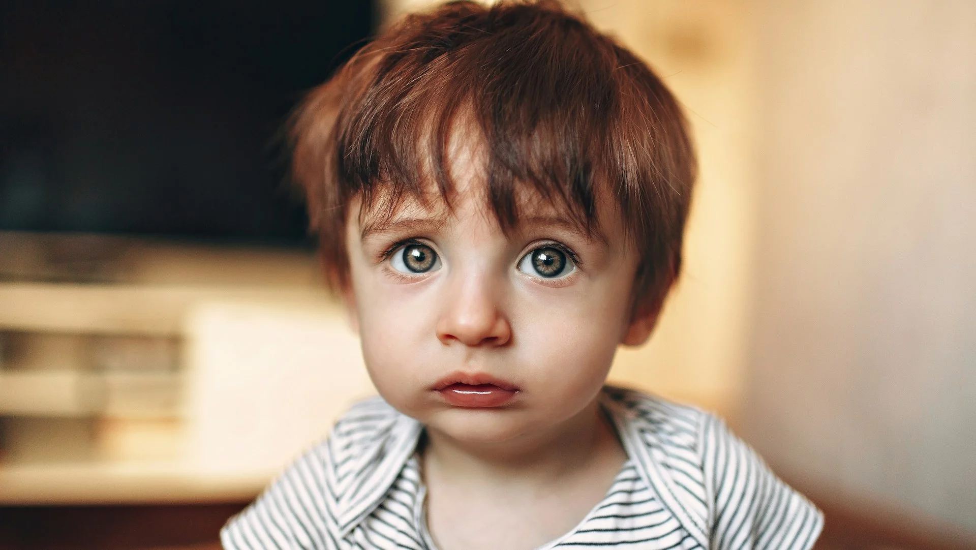 smutny chłopiec smutny chłopiec