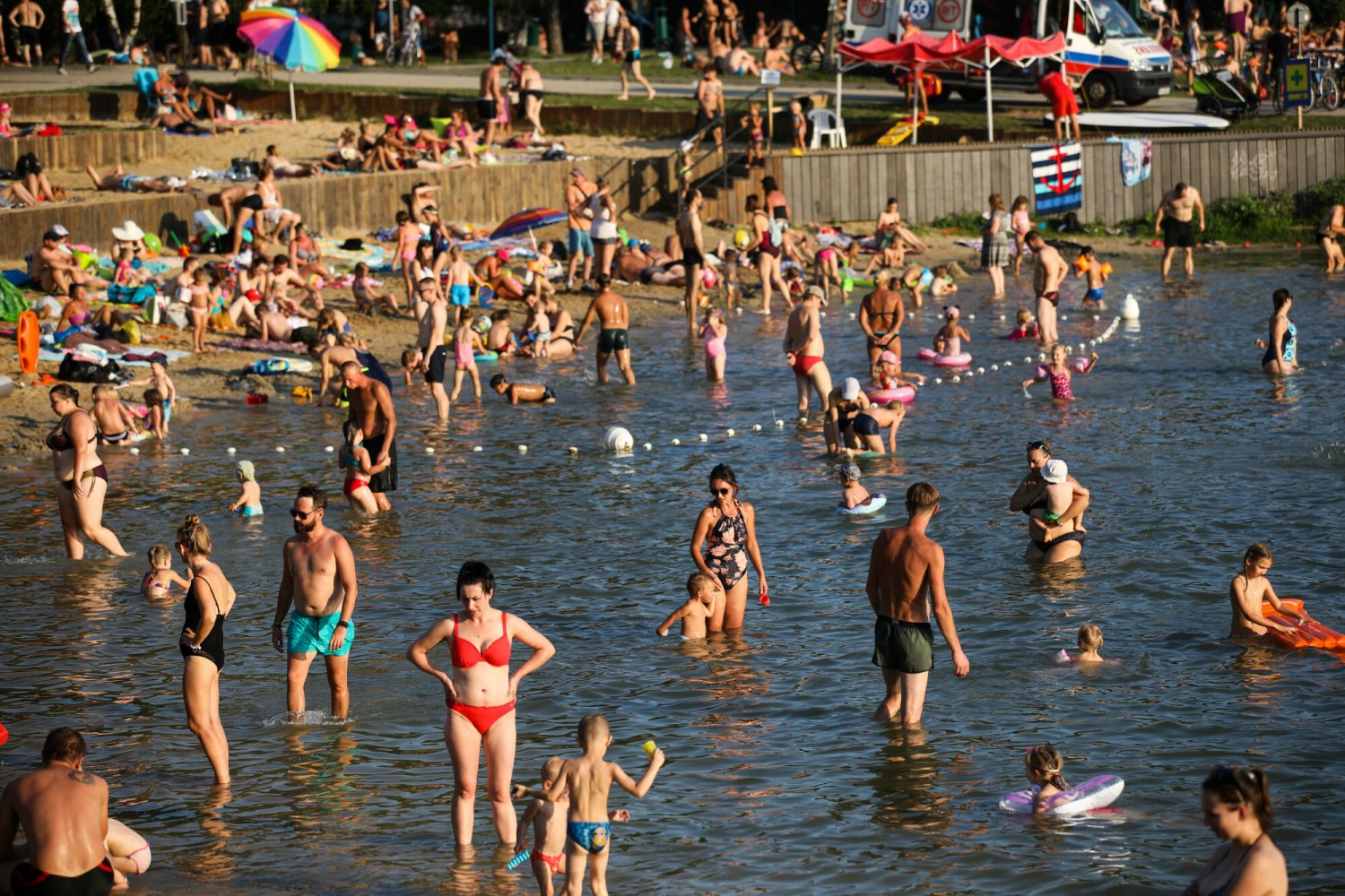plaże w Polsce, dzieci na plaży, golizna na plaży, jak Polacy odpoczywają.