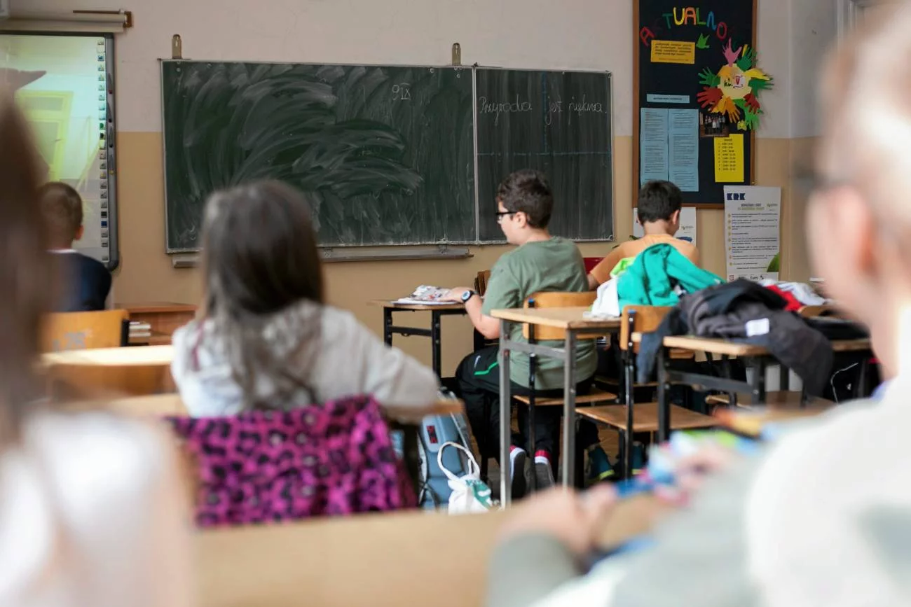 uczniowie na lekcji w ławkach uczniowie na lekcji w ławkach