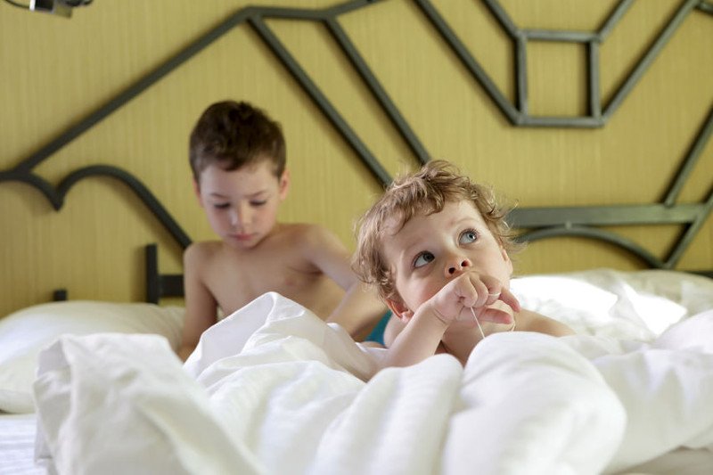 Gotowość do zajęcia własnego miejsca do snu można "wyczytać" z zachowania dziecka.