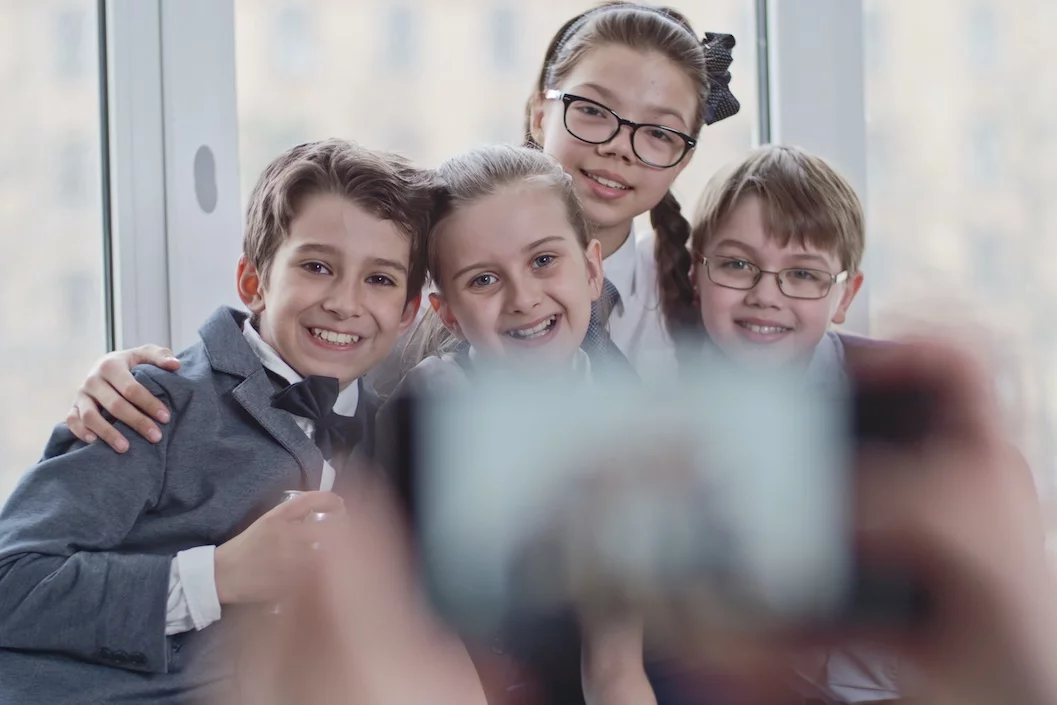 Na zdjęciu widać uśmiechnięte dzieci po akademii szkolnej.