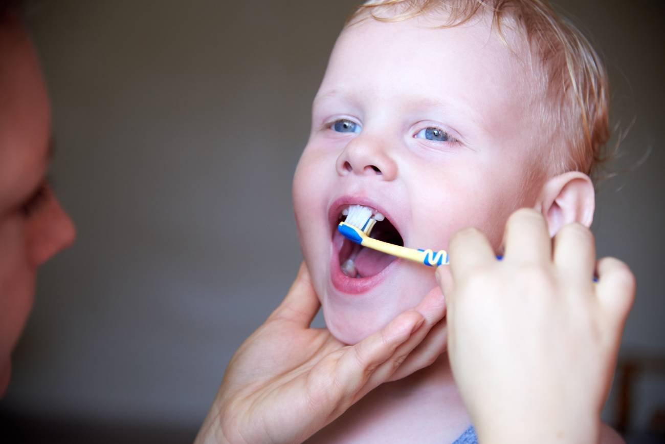 Psycholożka: "Zęby powinno się myć dziecku choćby do 10 roku życia". Fala kpiny w sieci