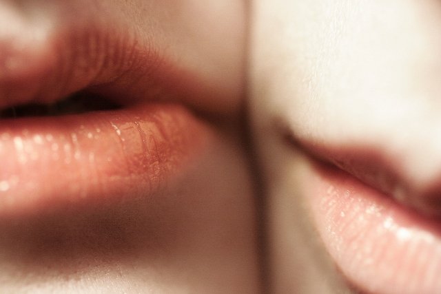 Fot. Pixabay / [url=https://pixabay.com/en/mouths-lips-people-sensual-close-690957/] Unsplash [/url] / [url=https://pixabay.com/en/service/terms/#usage] CC0 Public Domain [/url]