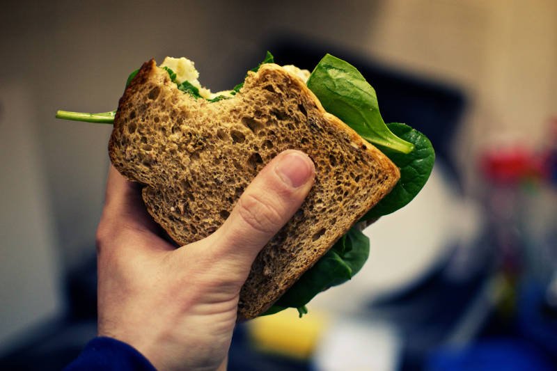 Umierasz z głodu? Lepiej kup i zjedz kanapkę z warzywami i serem niż paczkę chipsów!