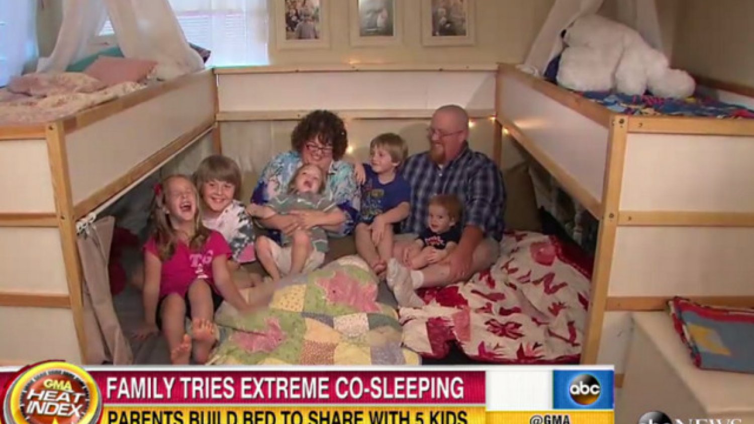 Fot. Screen z [url=http://i100.independent.co.uk/article/this-familys-sevenperson-bed-looks-like-a-nightmare-to-be-honest--bkxHIUeSg_x]http://i100.independent.co.uk/[/url]