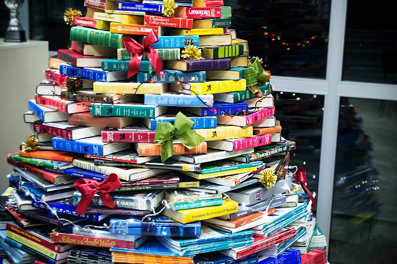 Fot. Flickr / [url=https://flic.kr/p/pmZPZx]New Vision University[/url]/[url=https://creativecommons.org/licenses/by-nc/2.0/]CC BY-NC 2.0[/url] Książki dobre są na każda okazję!