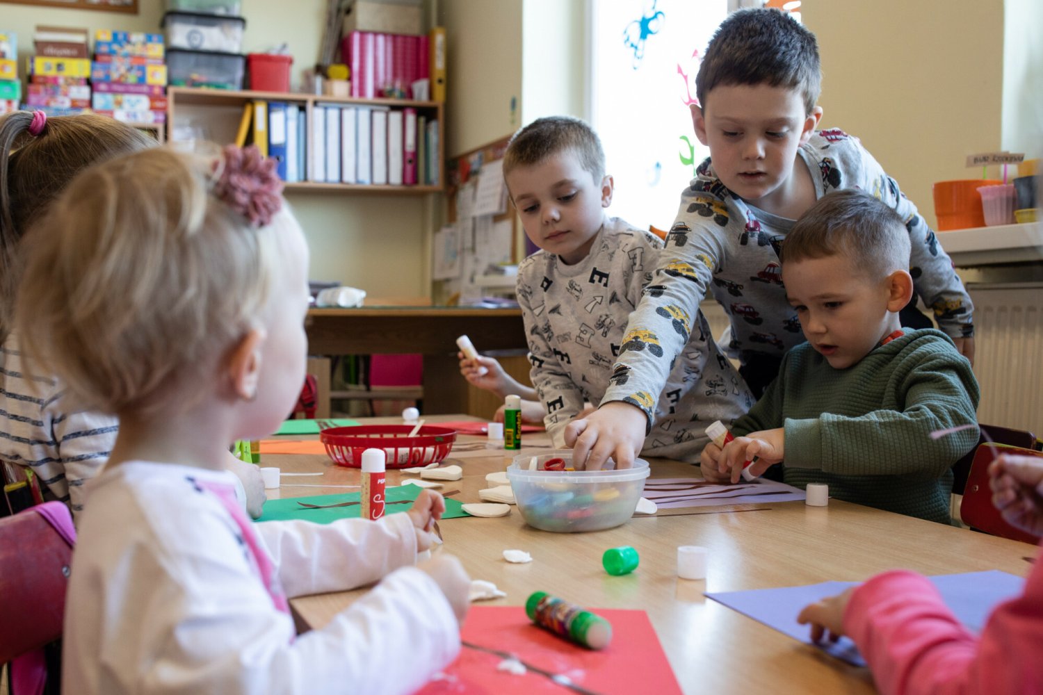 Nie pozwól dziecku nazywać ciocią nauczycielki w przedszkolu? Chodzi o bezpieczeństwo