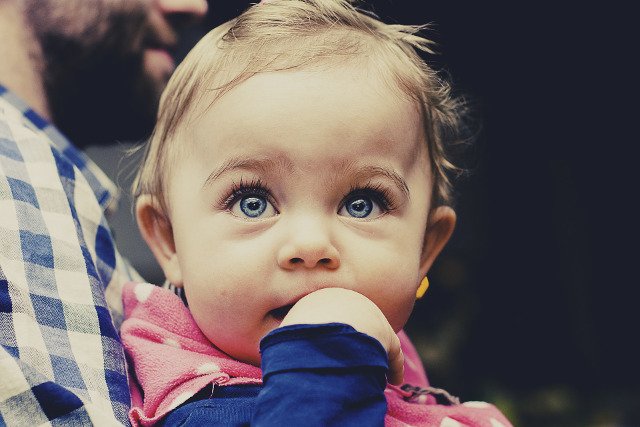 Fot. Pixabay / [url=https://pixabay.com/en/baby-child-toddler-looking-girl-933097/]tookapic[/url] / [url=https://pixabay.com/service/terms/#usage]CC0 Public Domain[/url]