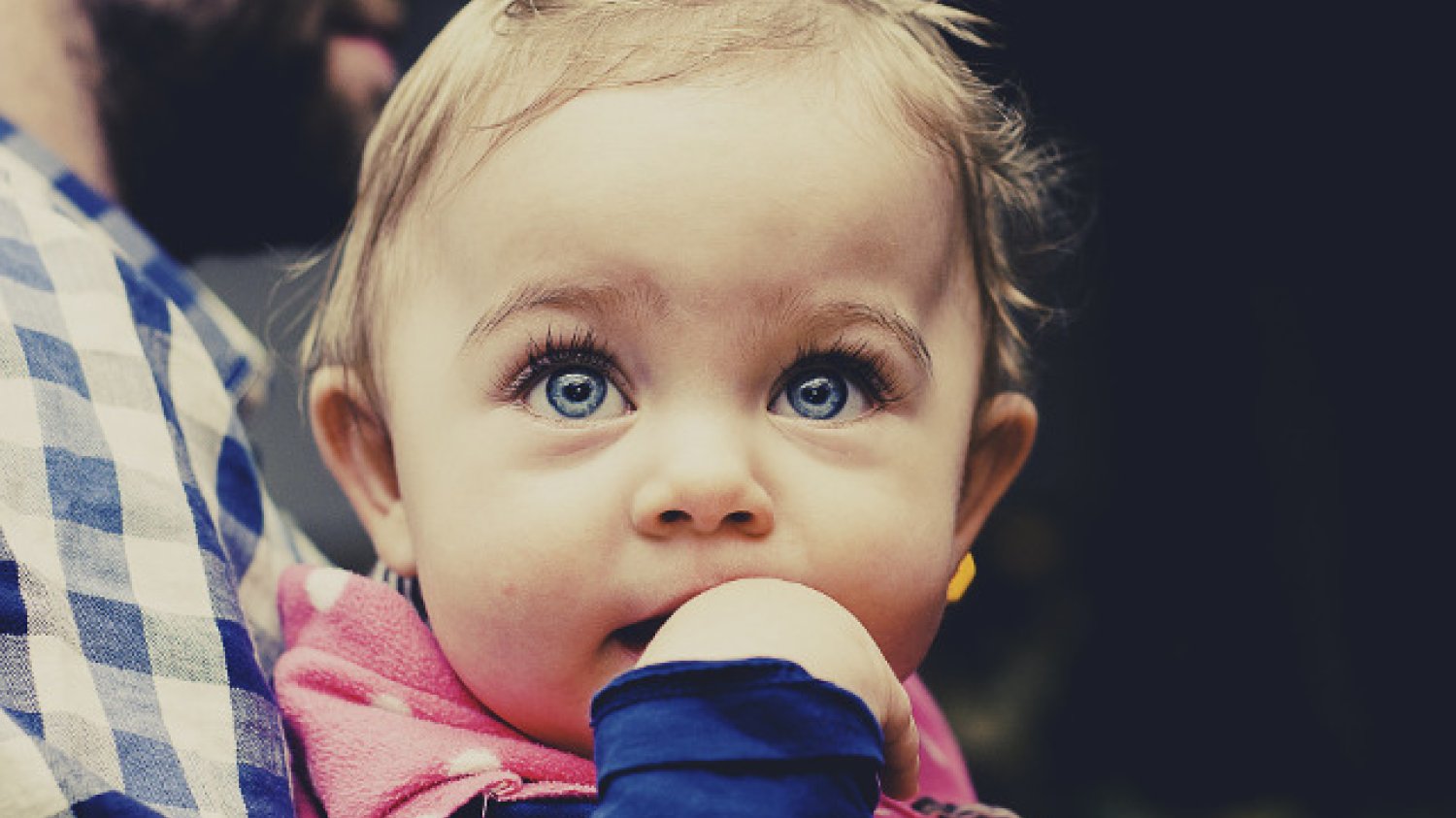 Fot. Pixabay / [url=https://pixabay.com/en/baby-child-toddler-looking-girl-933097/]tookapic[/url] / [url=https://pixabay.com/service/terms/#usage]CC0 Public Domain[/url]