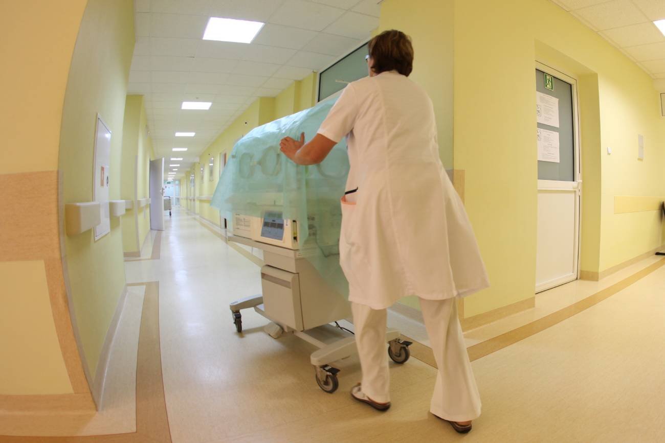 Koszmarny wypadek w szpitalu w Krakowie. Noworodek spadł na podłogę