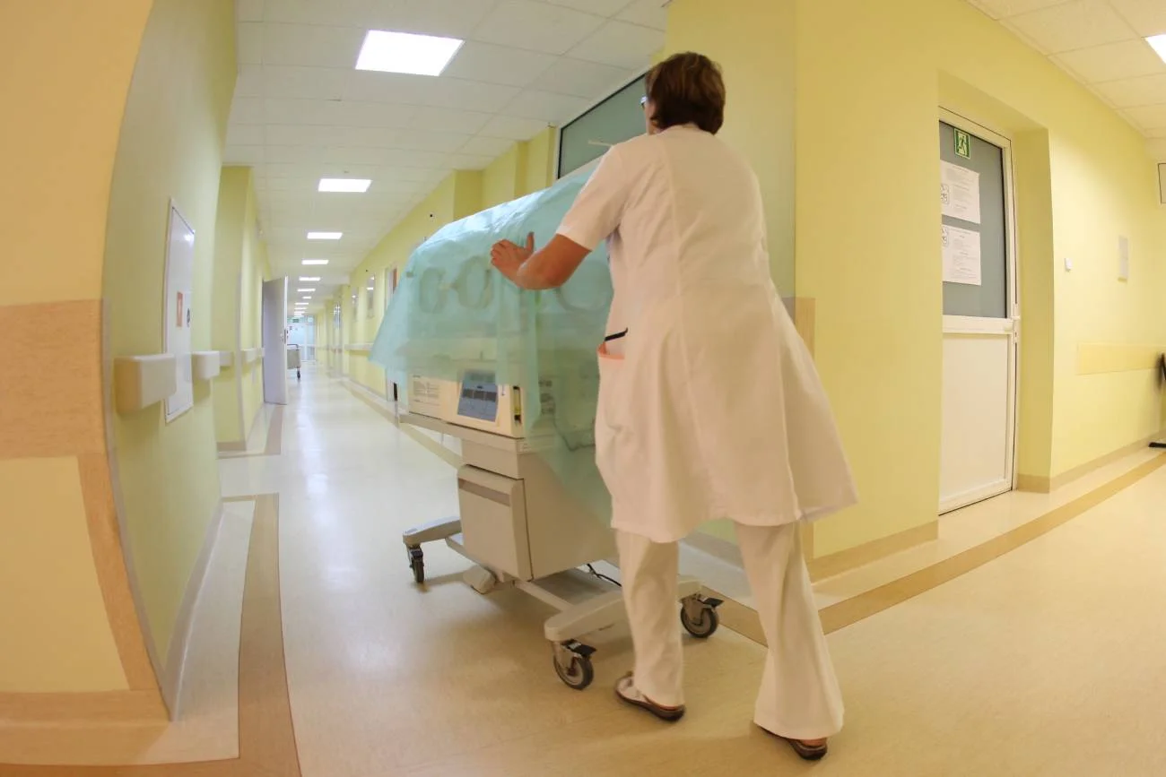pielęgniarka na szpitalnym korytarzu pielęgniarka na szpitalnym korytarzu