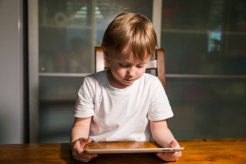 małe dziecko z tabletem dziecko z tabletem