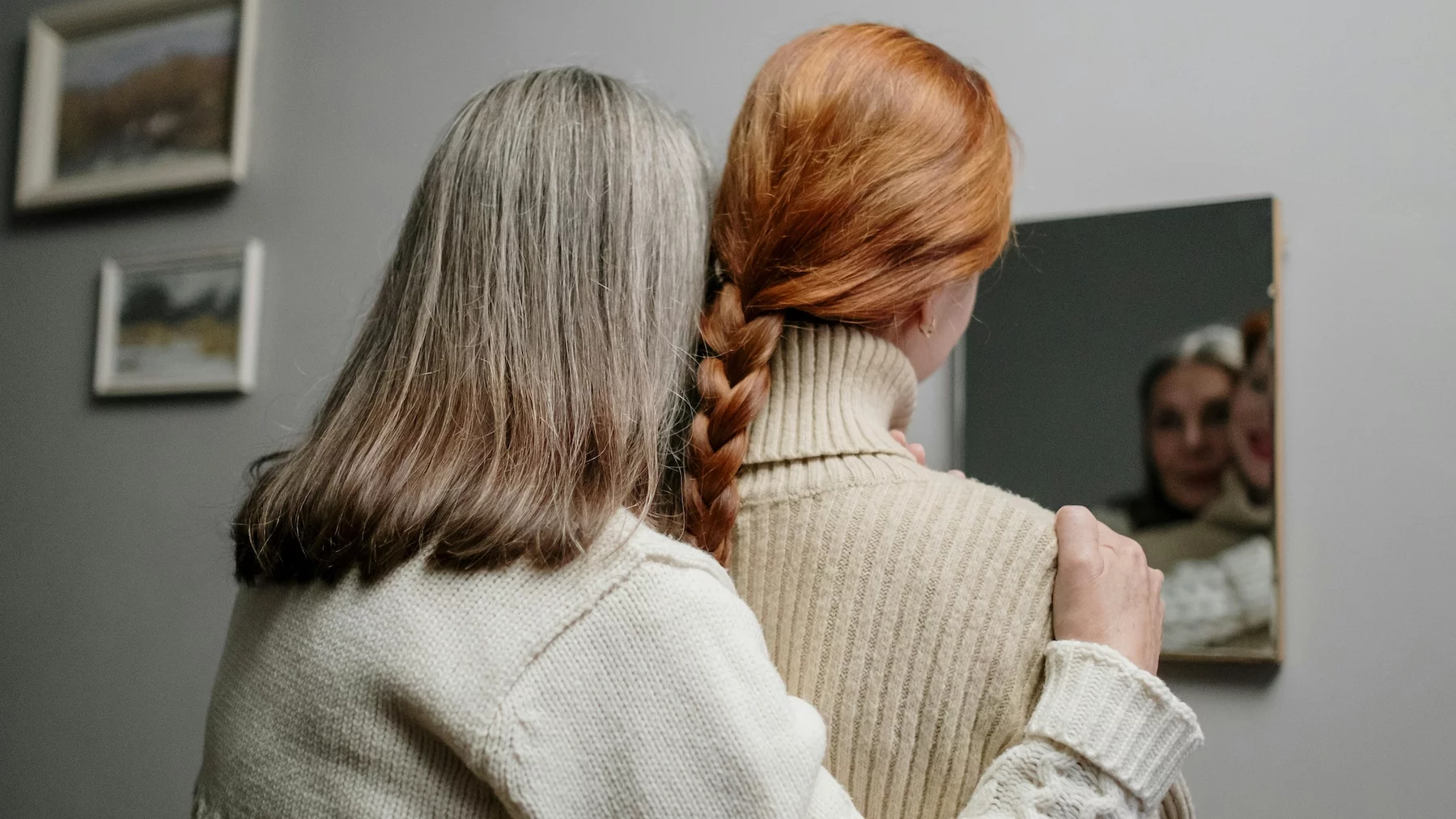 Matczyna rana – kiedy relacje z matką rządzą naszym życiem Na zdjęciu matka i córka stoją przed lustrem.