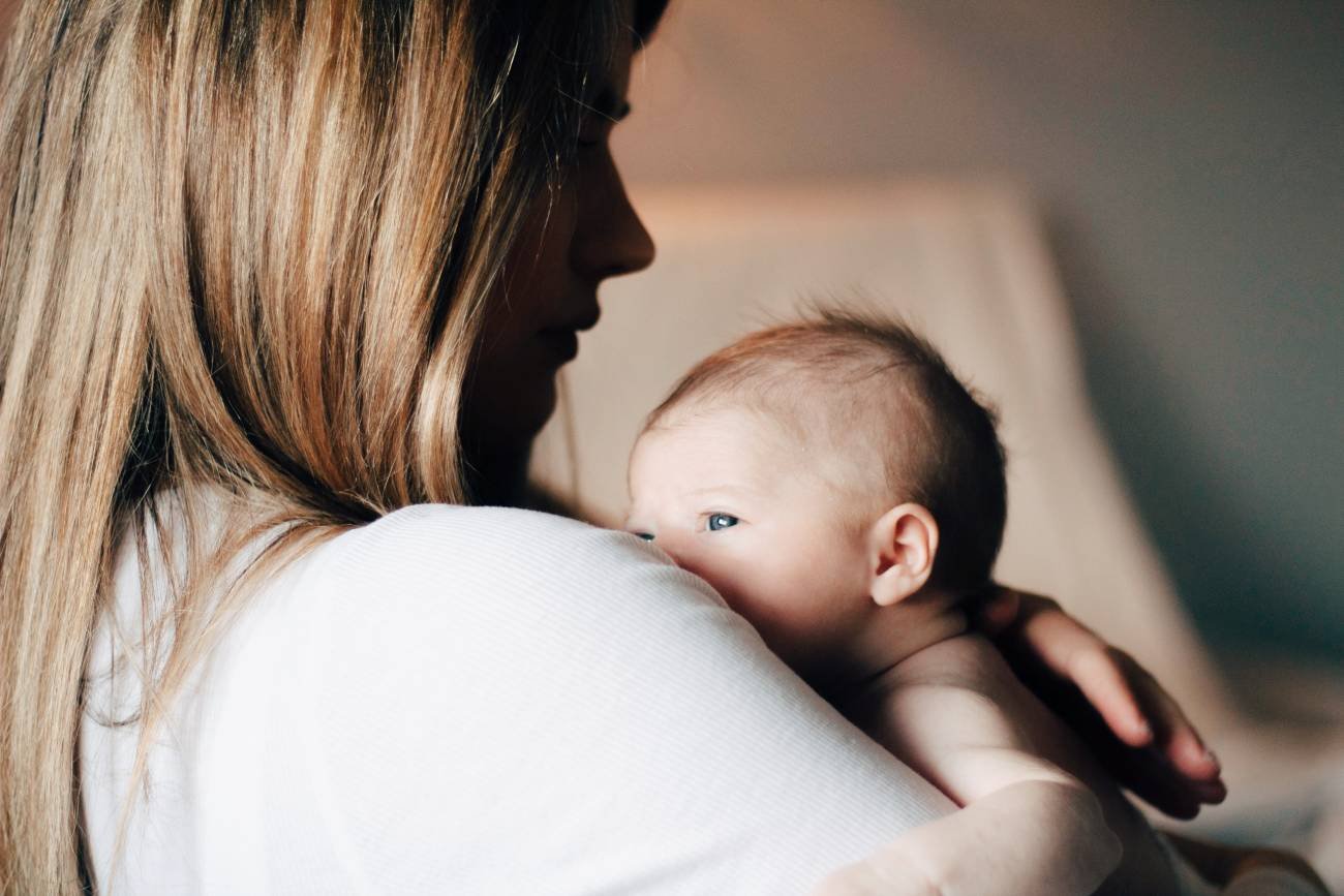 młoda mama, cesarskie cięcie zamiast porodu sn, cesarka zamiast porodu naturalnego, problemy z laktacją, karmienie mm zamiast piersią, apel do kobiet, wsparcie między kobietami