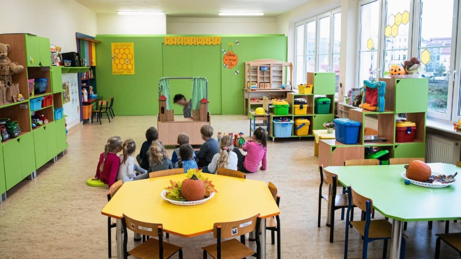 nauczycielka z dziećmi w przedszkolu w sali nauczycielka z dziećmi w przedszkolu w sali