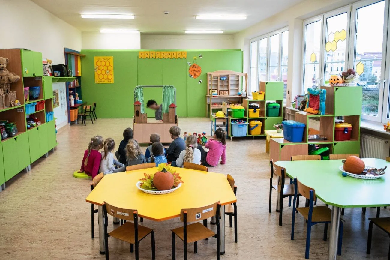 nauczycielka z dziećmi w przedszkolu w sali
