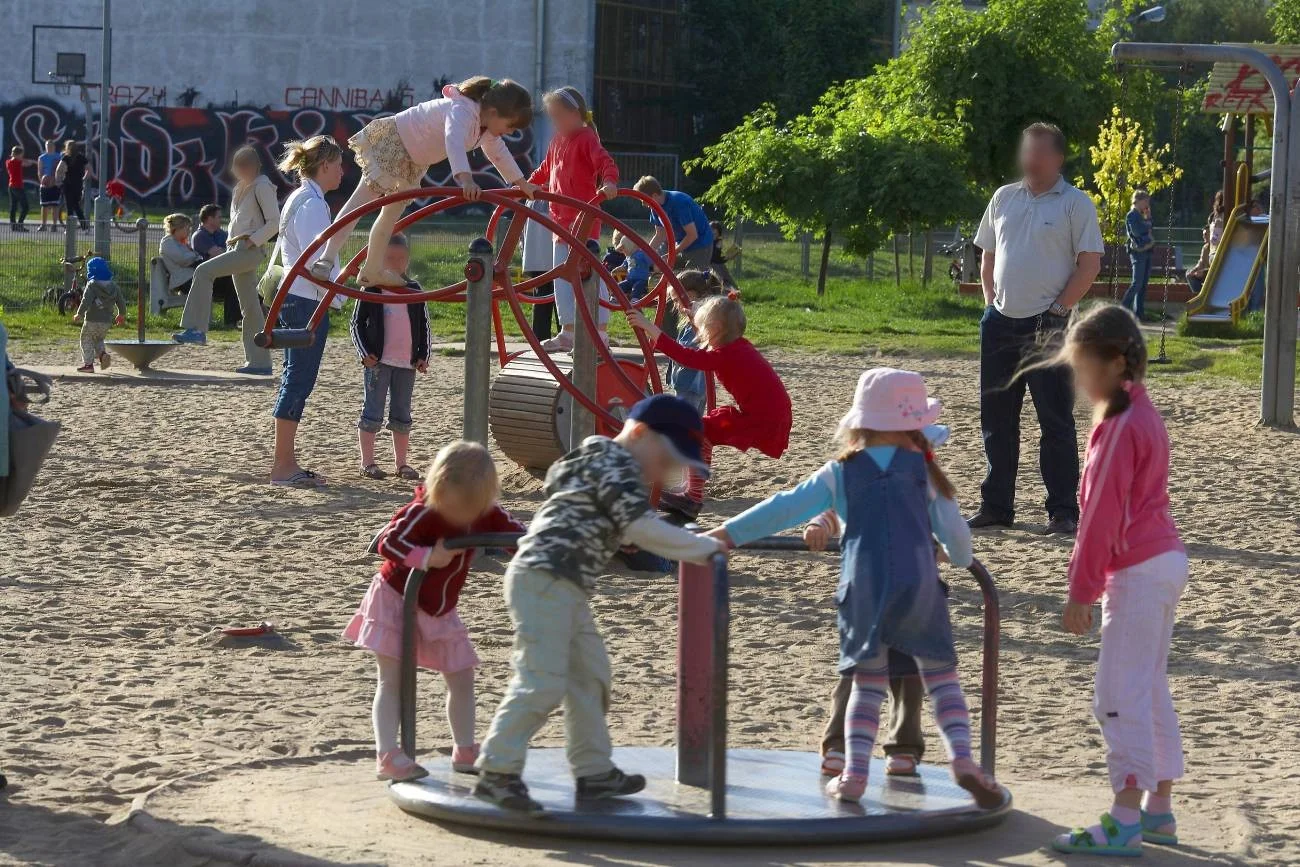 dzieci bawią się w wakacje na placu zabaw