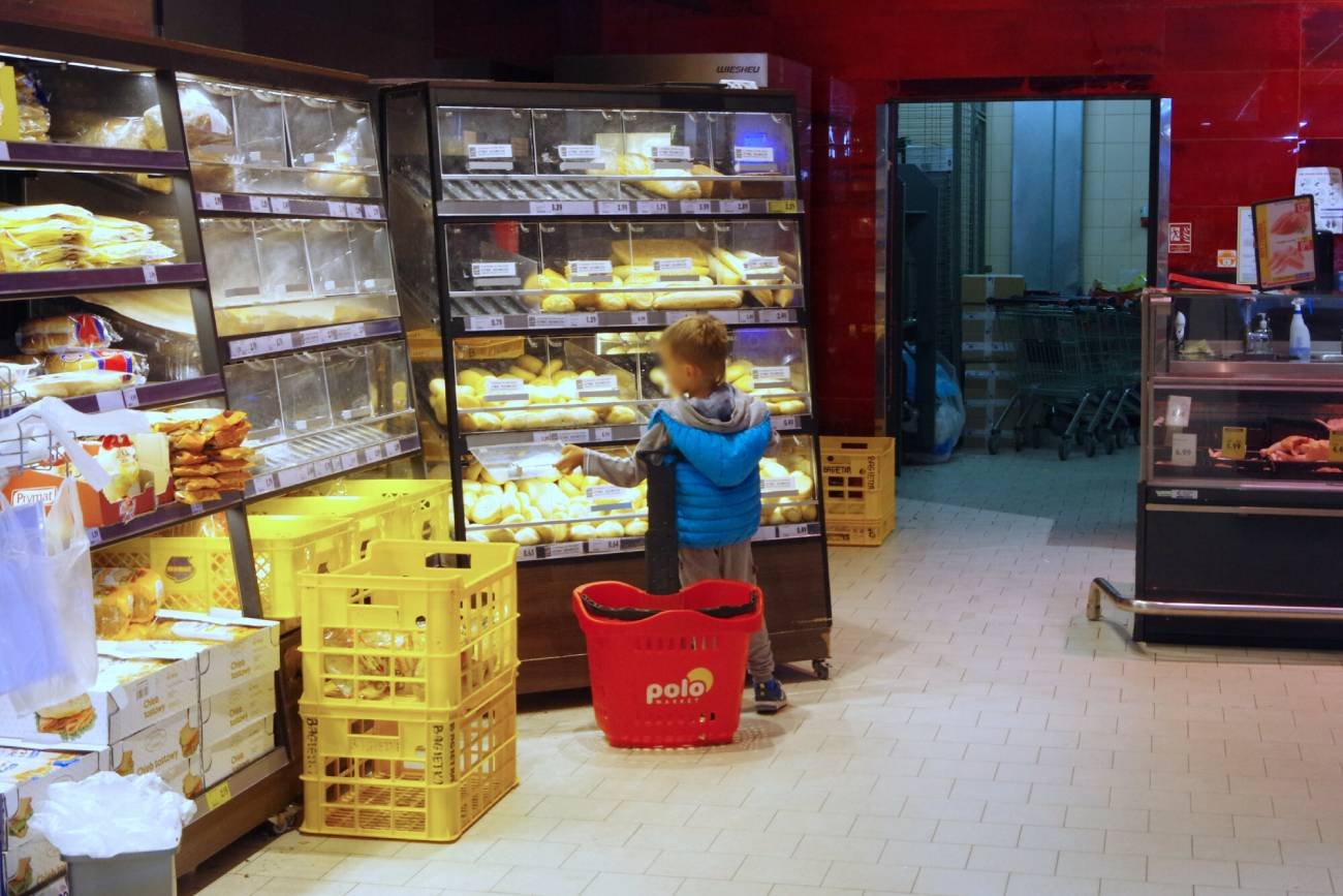 Dziecko wybiera pieczywo w markecie.
