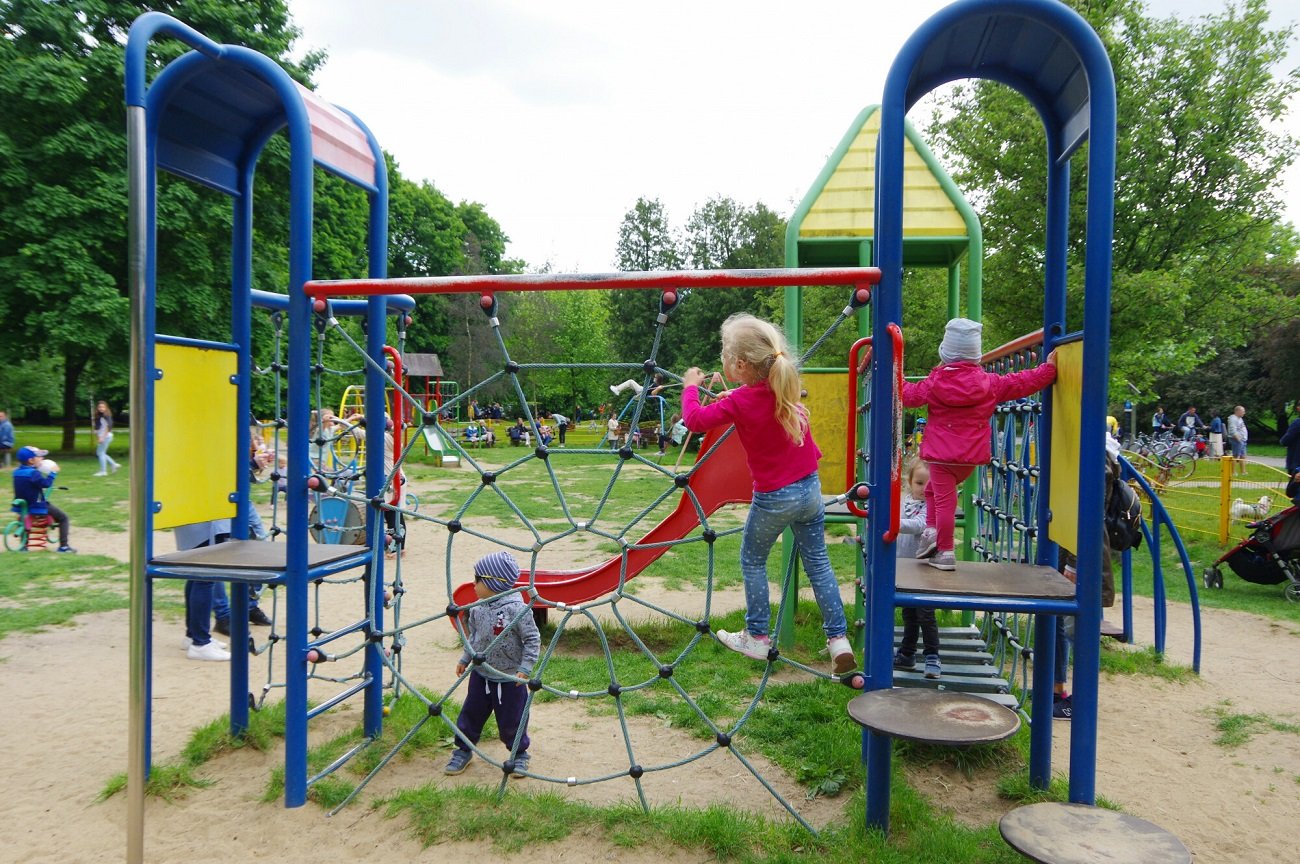 rodzic na placu zabaw