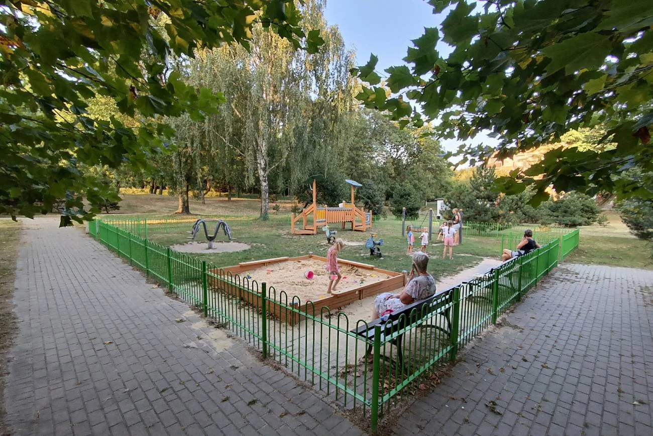 Dzieci bawią się na osiedlowym placu zabaw.