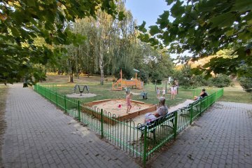 Dzieci bawią się na osiedlowym placu zabaw. Dzieci bawią się na osiedlowym placu zabaw.