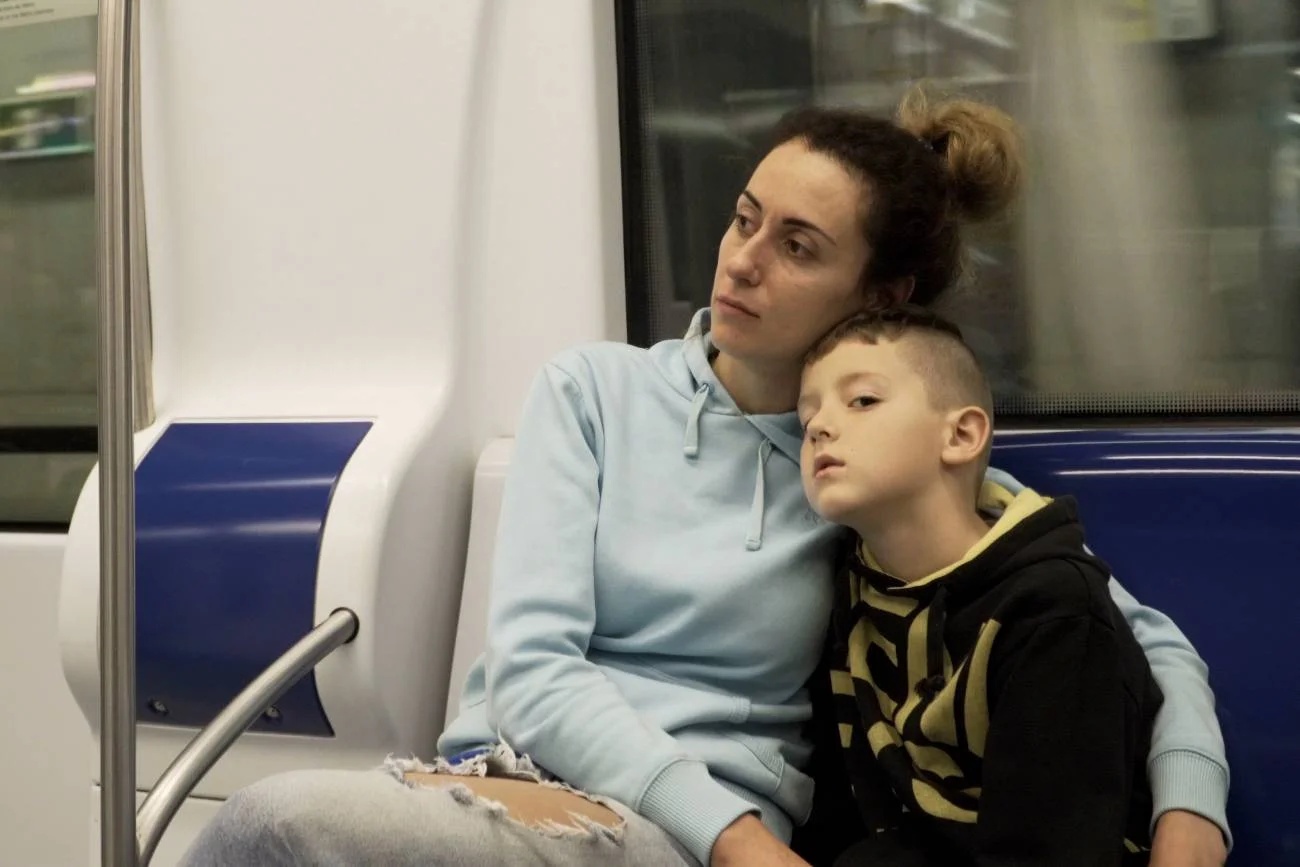 zmęczona matka jedzie metrem z dzieckiem