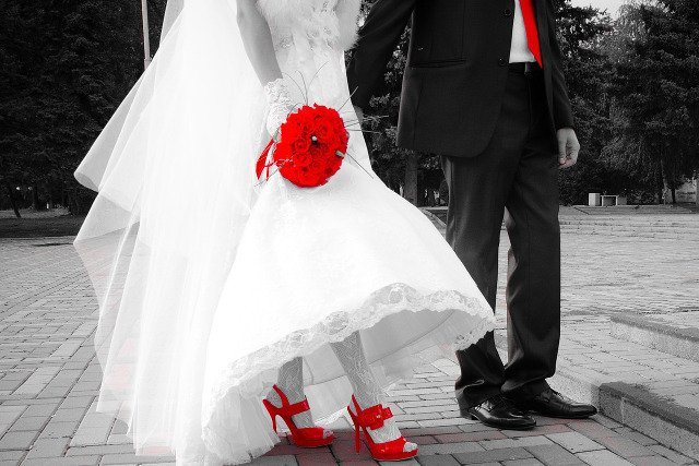 Fot. Pixabay / [url=https://pixabay.com/en/wedding-the-groom-bride-fata-806315/]alyabozieva[/url] / [url=https://pixabay.com/en/service/terms/#download_terms]CC0 Public Domain[/url]