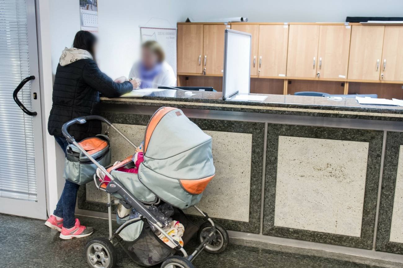 Dała dziecku telefon, czekając w kolejce. Słowa starszej kobiety ją zaskoczyły