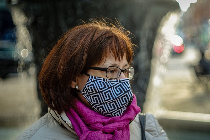 Prosty trik lekarza na parujące okulary, podczas noszenia maseczki